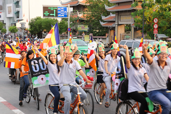 Chùm ảnh: Các CLB TNPT đạp xe hưởng ứng Giờ trái đất 2013