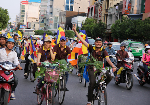 Chùm ảnh: Các CLB TNPT đạp xe hưởng ứng Giờ trái đất 2013