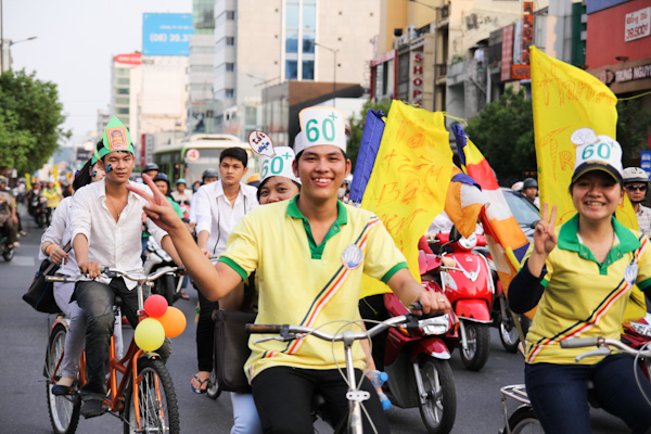 Chùm ảnh: Các CLB TNPT đạp xe hưởng ứng Giờ trái đất 2013