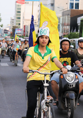 Chùm ảnh: Các CLB TNPT đạp xe hưởng ứng Giờ trái đất 2013