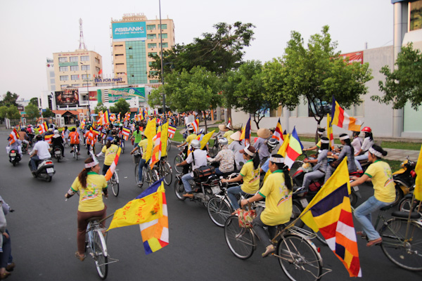 Chùm ảnh: Các CLB TNPT đạp xe hưởng ứng Giờ trái đất 2013