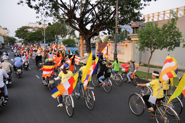 Chùm ảnh: Các CLB TNPT đạp xe hưởng ứng Giờ trái đất 2013