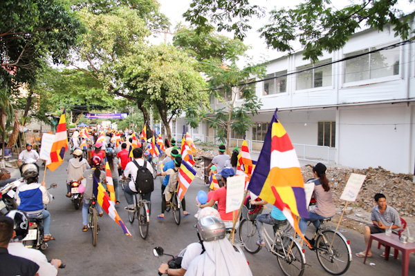 Chùm ảnh: Các CLB TNPT đạp xe hưởng ứng Giờ trái đất 2013