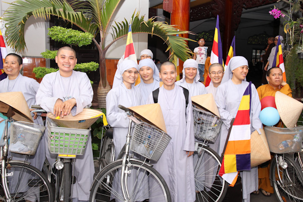 Chùm ảnh: Các CLB TNPT đạp xe hưởng ứng Giờ trái đất 2013