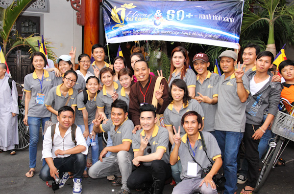 Chùm ảnh: Các CLB TNPT đạp xe hưởng ứng Giờ trái đất 2013