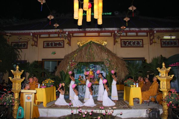 TP.HCM: Đêm hoa đăng mừng Thánh đạo