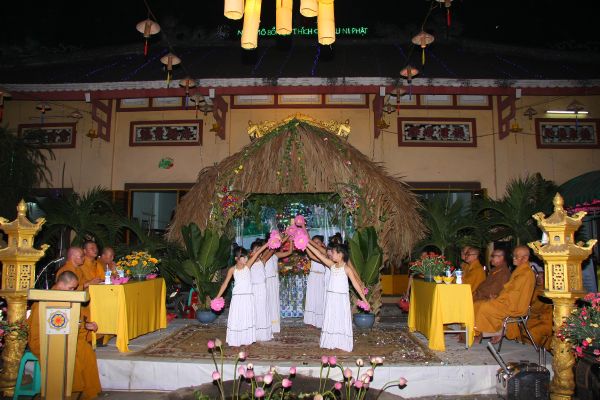 TP.HCM: Đêm hoa đăng mừng Thánh đạo