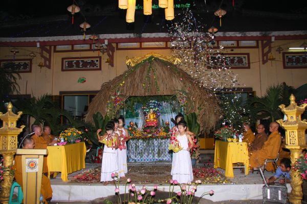 TP.HCM: Đêm hoa đăng mừng Thánh đạo