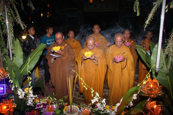 TP.HCM: Đêm hoa đăng mừng Thánh đạo