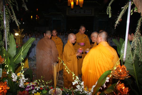TP.HCM: Đêm hoa đăng mừng Thánh đạo