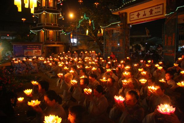 TP.HCM: Đêm hoa đăng mừng Thánh đạo