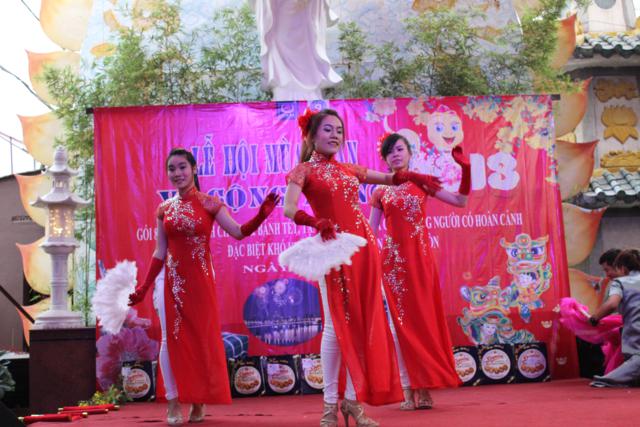 Văn Nghệ Sĩ Phát Quà Cho Người Nghèo Tại Chùa Trung Nghĩa Chùa Trung Nghĩa