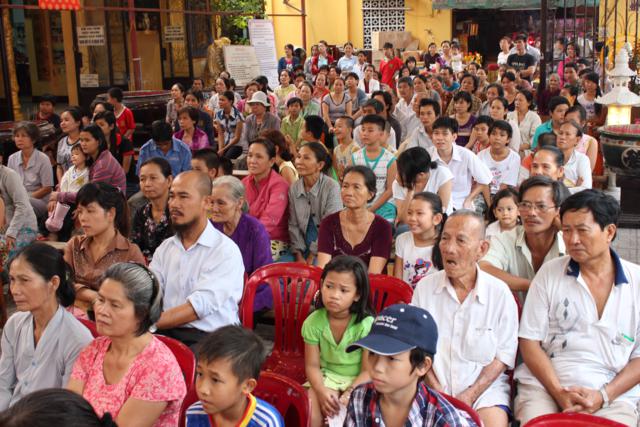 Văn Nghệ Sĩ Phát Quà Cho Người Nghèo Tại Chùa Trung Nghĩa Chùa Trung Nghĩa