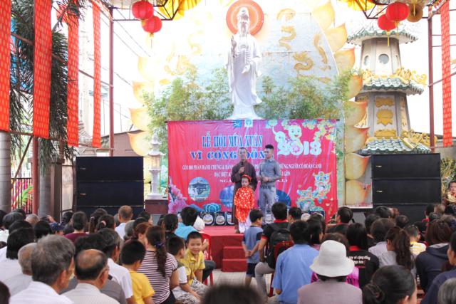 Văn Nghệ Sĩ Phát Quà Cho Người Nghèo Tại Chùa Trung Nghĩa Chùa Trung Nghĩa