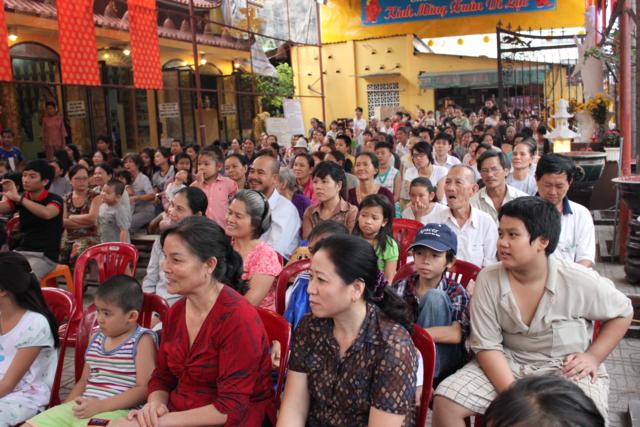 Văn Nghệ Sĩ Phát Quà Cho Người Nghèo Tại Chùa Trung Nghĩa Chùa Trung Nghĩa