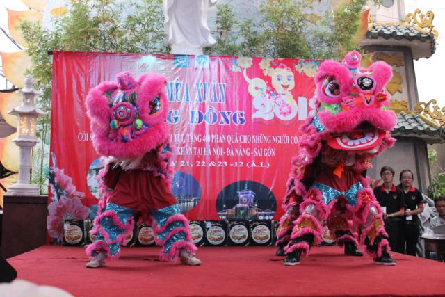 Văn Nghệ Sĩ Phát Quà Cho Người Nghèo Tại Chùa Trung Nghĩa Chùa Trung Nghĩa