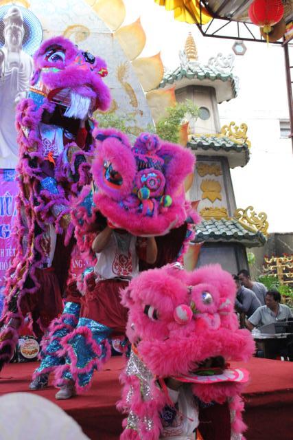 Văn Nghệ Sĩ Phát Quà Cho Người Nghèo Tại Chùa Trung Nghĩa Chùa Trung Nghĩa