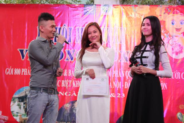 Văn Nghệ Sĩ Phát Quà Cho Người Nghèo Tại Chùa Trung Nghĩa Chùa Trung Nghĩa