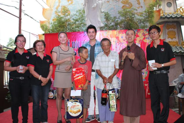 Văn Nghệ Sĩ Phát Quà Cho Người Nghèo Tại Chùa Trung Nghĩa Chùa Trung Nghĩa