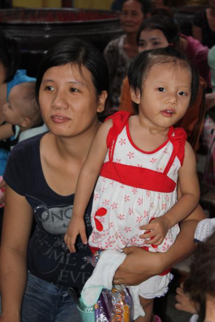 Văn Nghệ Sĩ Phát Quà Cho Người Nghèo Tại Chùa Trung Nghĩa Chùa Trung Nghĩa