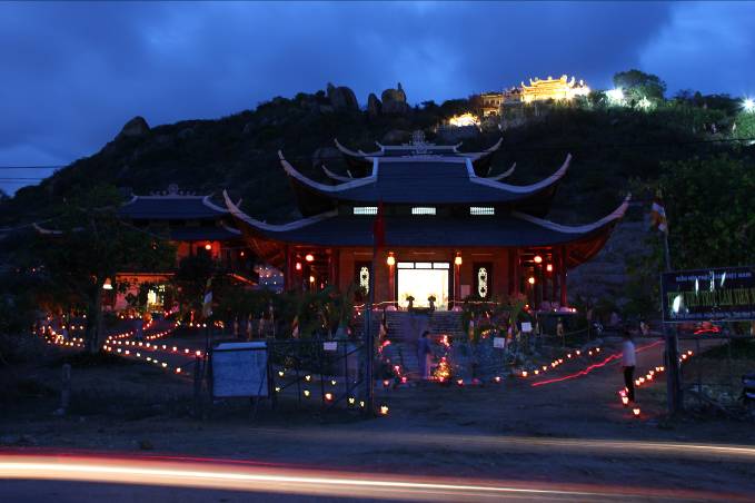 Ninh Thuận: Lễ hội hoa đăng chào mừng ngày vía Bồ Tát Quán Thế Âm
