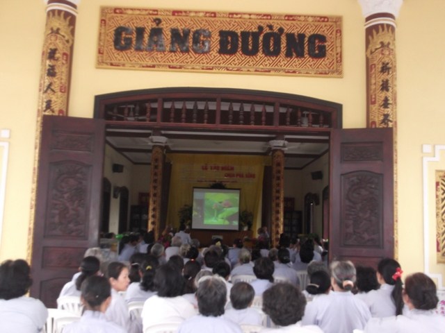 Long An: Lễ tất niên của đạo tràng Bát Quan Trai chùa Hòa Bình
