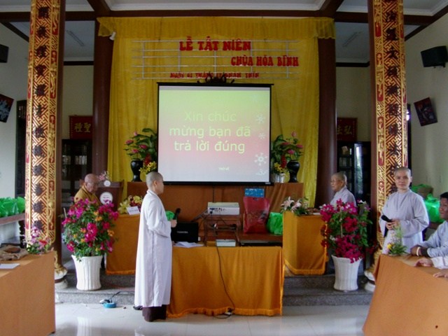 Long An: Lễ tất niên của đạo tràng Bát Quan Trai chùa Hòa Bình