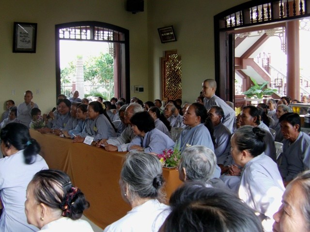 Long An: Lễ tất niên của đạo tràng Bát Quan Trai chùa Hòa Bình