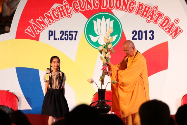 TT. Huế: Văn nghệ cúng dường Phật đản PL.2557- Tiếng ca mừng đản sanh và ngọn lửa thiêng hùng tráng