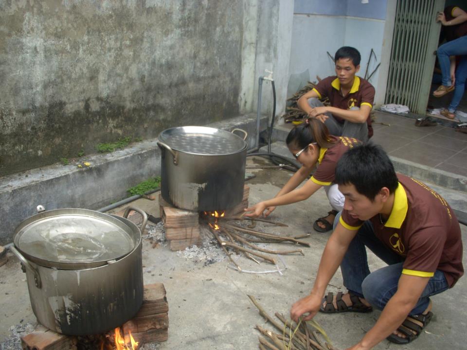 Hội từ thiện Miền Yêu Thương (MYT)  Đà Nẵng nấu cháo cho bệnh nhân nghèo