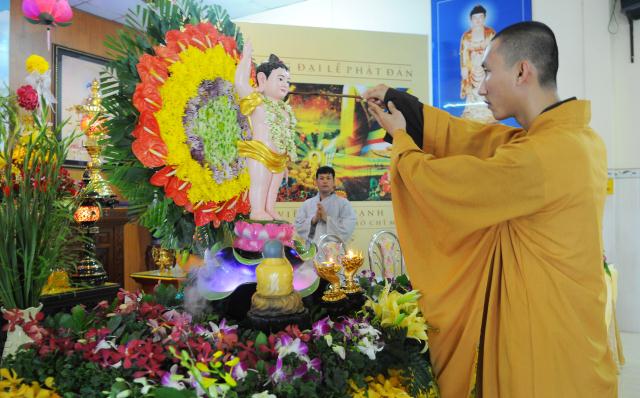 TP.HCM: Thiêng liêng đại lễ tắm Phật sơ sinh tại TV Pháp Hạnh