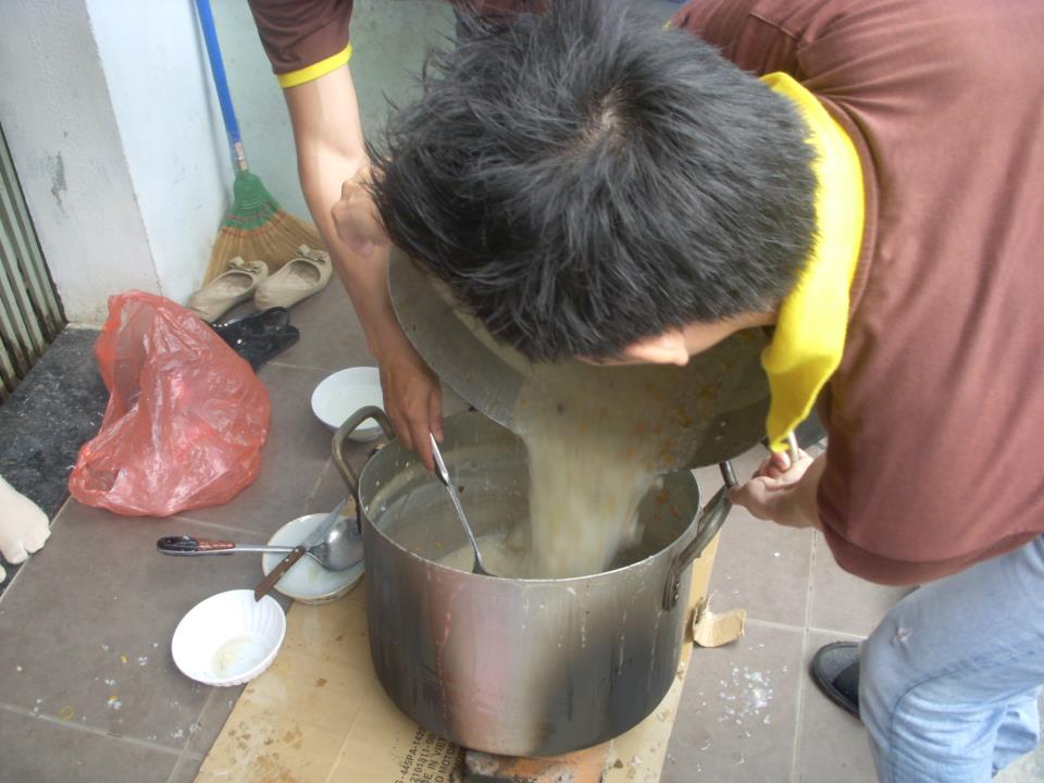 Hội từ thiện Miền Yêu Thương (MYT)  Đà Nẵng nấu cháo cho bệnh nhân nghèo