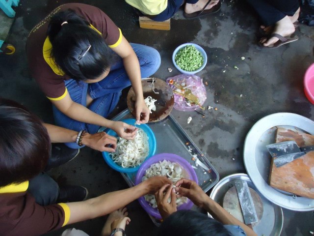 Miền Yêu Thương Sài Gòn nấu phát cháo cho bệnh nhân nghèo tại bệnh viện