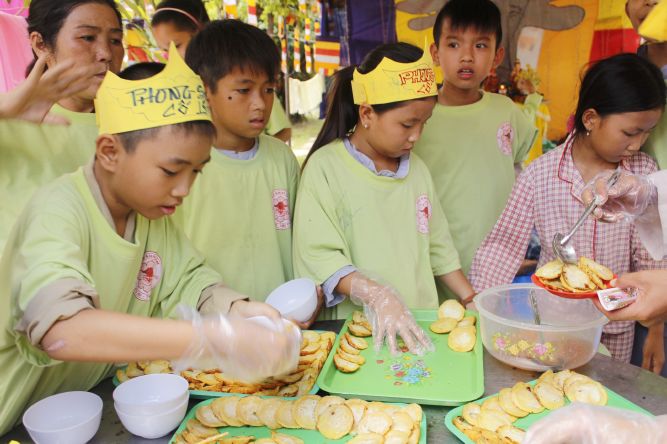 Đồng Tháp: Gieo trồng ruộng phước tại hội trại “Hiểu và Thương”