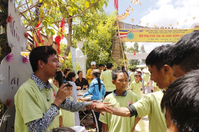 Đồng Tháp: Gieo trồng ruộng phước tại hội trại “Hiểu và Thương”
