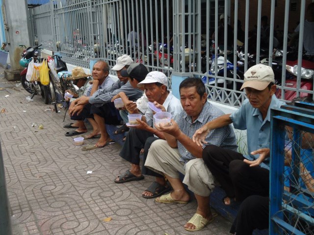 Miền Yêu Thương Sài Gòn nấu phát cháo cho bệnh nhân nghèo tại bệnh viện