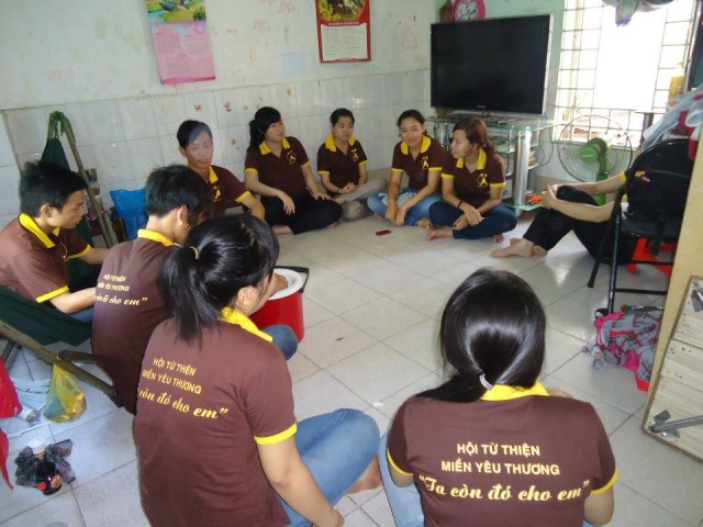Miền Yêu Thương Sài Gòn nấu phát cháo cho bệnh nhân nghèo tại bệnh viện