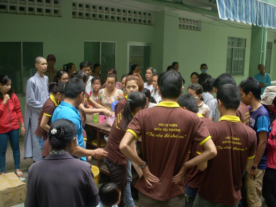 Hội từ thiện Miền Yêu Thương (MYT)  Đà Nẵng nấu cháo cho bệnh nhân nghèo