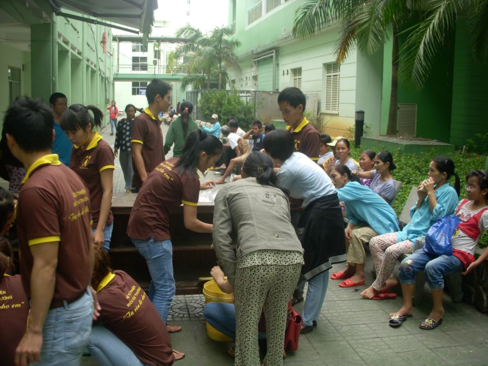 Hội từ thiện Miền Yêu Thương (MYT)  Đà Nẵng nấu cháo cho bệnh nhân nghèo