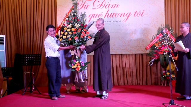 Hòa thượng Thích Hải Ấn nhận các lẵng hoa Tưởng niệm cố nhạc sĩ