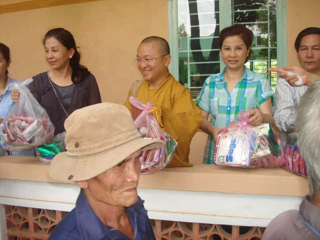 Quỹ từ thiện Đạo Phật Ngày Nay tặng quà tại TTBTXH Tân Hiệp - Bình Phước