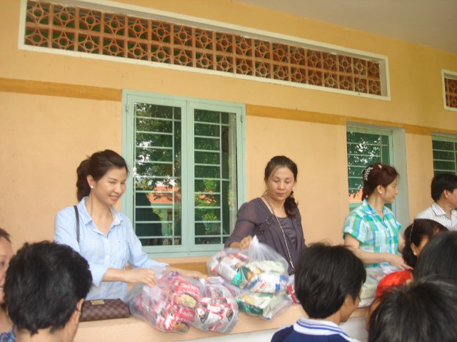 Quỹ từ thiện Đạo Phật Ngày Nay tặng quà tại TTBTXH Tân Hiệp - Bình Phước