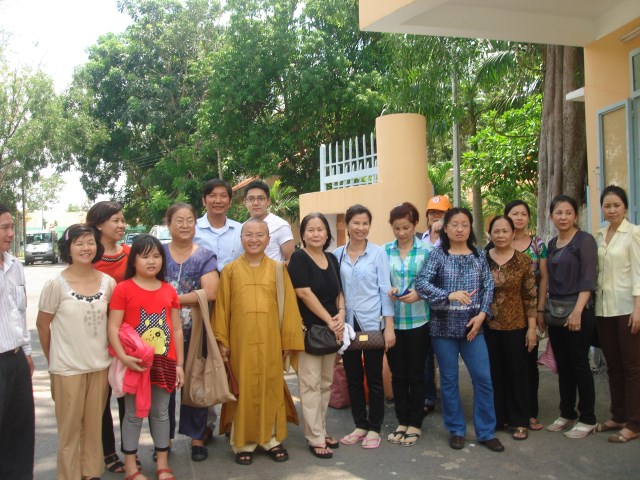 Quỹ từ thiện Đạo Phật Ngày Nay tặng quà tại TTBTXH Tân Hiệp - Bình Phước