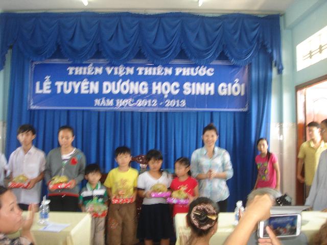 Thiền Viện Thiên Phước: Tuyên dương học sinh giỏi năm học 2012- 2013