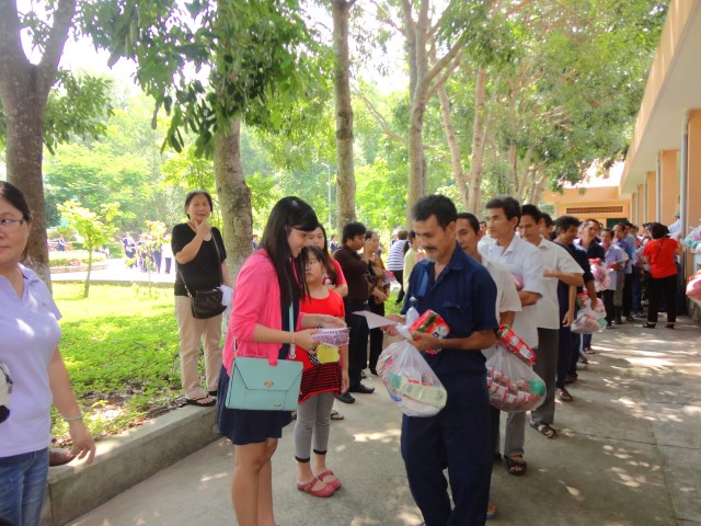 Quỹ từ thiện Đạo Phật Ngày Nay tặng quà tại TTBTXH Tân Hiệp - Bình Phước