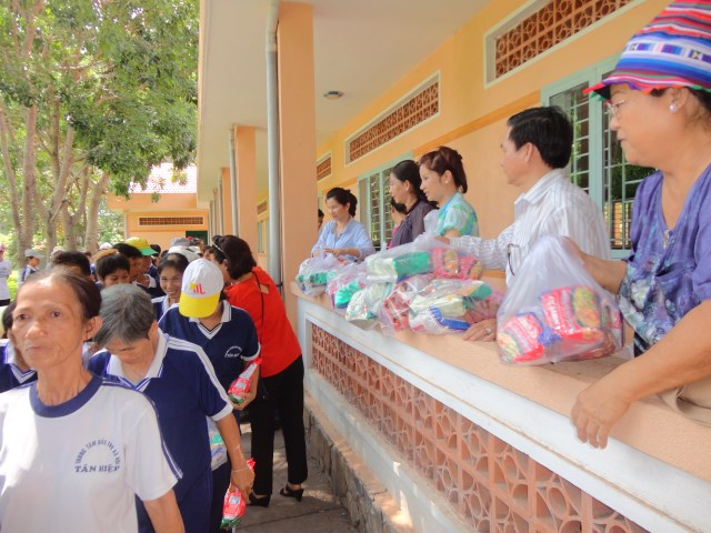 Quỹ từ thiện Đạo Phật Ngày Nay tặng quà tại TTBTXH Tân Hiệp - Bình Phước
