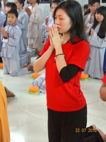 Long An: Thắp đèn trời tri ân cha mẹ tại khóa tu “Sống và Khát Vọng”