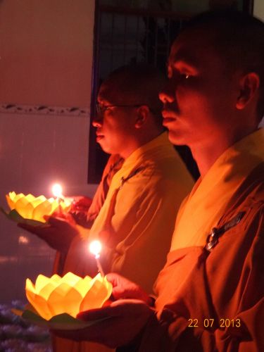 Long An: Thắp đèn trời tri ân cha mẹ tại khóa tu “Sống và Khát Vọng”