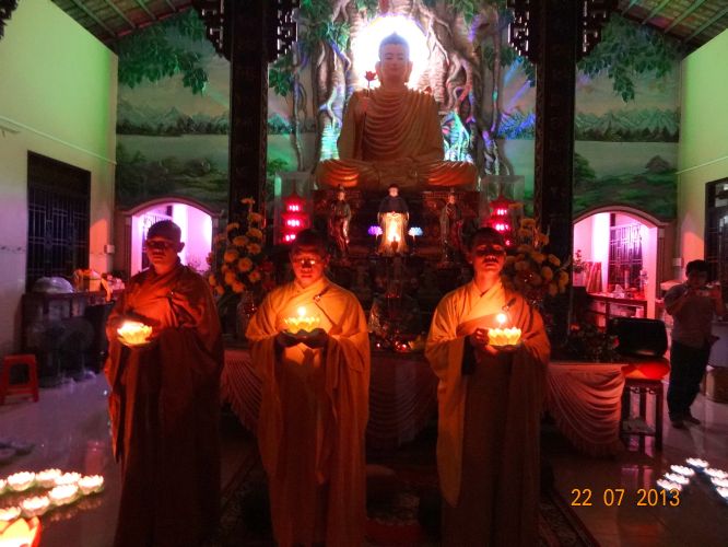 Long An: Thắp đèn trời tri ân cha mẹ tại khóa tu “Sống và Khát Vọng”