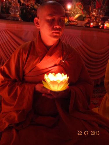 Long An: Thắp đèn trời tri ân cha mẹ tại khóa tu “Sống và Khát Vọng”